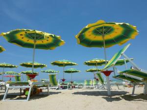 Pláž u apartmánu + 4 fotografie