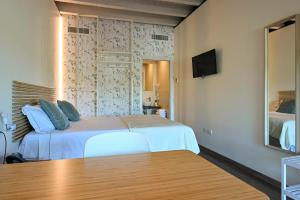 Pokój hotelowy z 2 łóżkami i lustrem w obiekcie Casa Lidia w mieście Breganze