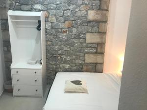 Llit o llits en una habitació de Nikkis house in Stoupa, close to all amenities