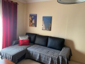 アルマカオ・デ・ペラにあるMy Dream Apartmentのリビングルーム(赤い枕とソファ付)