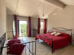 1 dormitorio con 1 cama con manta roja en Terrazza Arcius, en Moncalvo