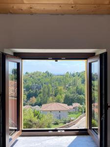 ventana grande en una habitación con vistas en Terrazza Arcius, en Moncalvo