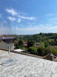 una copa de vino encima de una mesa en Terrazza Arcius, en Moncalvo