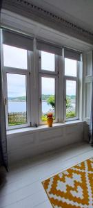 a window seat with three windows in a room at Dairsie Sea View in Rothesay