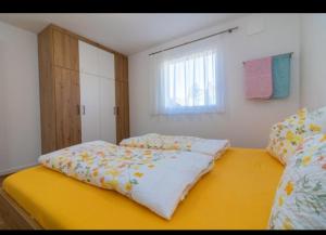 a bedroom with two twin beds and a window at SUNNLEITN HOF in Nova Ponente