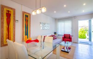 Posedenie v ubytovaní 3 Bedroom Stunning Home In Torrevieja