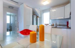 Kuchnia lub aneks kuchenny w obiekcie 3 Bedroom Stunning Home In Torrevieja