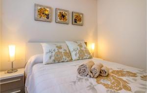 Łóżko lub łóżka w pokoju w obiekcie 3 Bedroom Stunning Home In Torrevieja