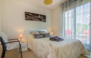 Łóżko lub łóżka w pokoju w obiekcie 3 Bedroom Stunning Home In Torrevieja