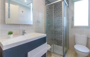 Łazienka w obiekcie 3 Bedroom Stunning Home In Torrevieja