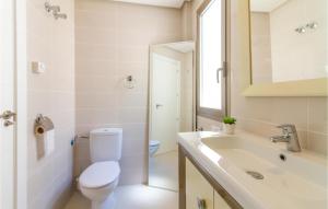 Łazienka w obiekcie 3 Bedroom Stunning Home In Torrevieja