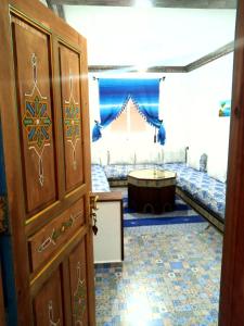 eine offene Tür zu einem Zimmer mit Betten und Badewanne in der Unterkunft Dar Achraf in Chefchaouen