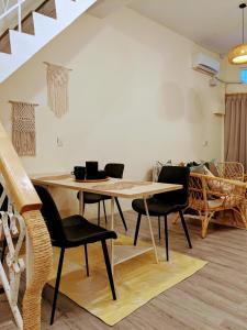 a dining room with a table and chairs at 南門小宅 Southgate Dwell in Hengchun South Gate