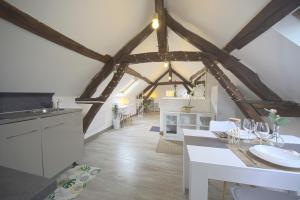 uma cozinha com vigas de madeira e uma bancada branca em BEST KEYS - Mon Rêve Centre Ville Sens - Netflix em Sens