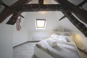 サンスにあるMon Rêve - By BEST KEYS - Loft Cosy & Charme Authentique - Poutres Apparentes - Centre Ville - Netflix & WiFi Fibre - Smart TV - Machine à Café Nespresso - Check-in Autonome - Parking Facile & Gratuitのベッドルーム1室(白いベッド1台付)