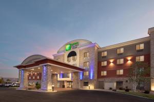 Un hotel con un cartel en la entrada. en Holiday Inn Express Hotel & Suites Grand Junction by IHG, en Grand Junction