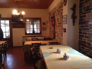 Restaurace v ubytování Ξενώνας Η Φωλιά