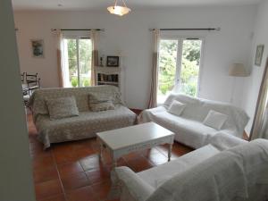 Maison de vacances avec piscine privative, Oustau des Oliviers vue dominante Colorado provençal的休息区