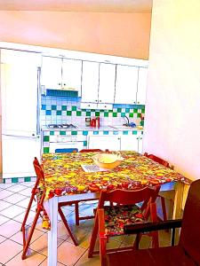 ポッリナにあるAlicudi Suiteのキッチン(カラフルなテーブルクロス付きのテーブル付)