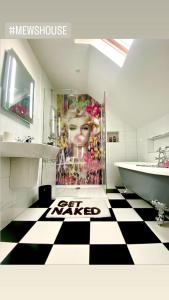 een badkamer met een zwart-wit geruite vloer bij Mrs Butler’s Mews House in Brighton & Hove