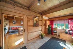 een woonkamer met houten wanden en een eetkamer bij Apartamenty u Giewonta in Zakopane