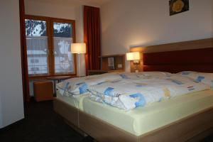 Postel nebo postele na pokoji v ubytování Hotel Stätzerhorn