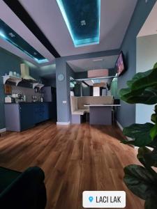 an empty room with a kitchen and a living room at Laci lak modern apartment in Oradea