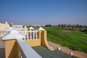 een uitzicht vanaf het balkon van een resort bij Bansal Villa with Private Pool in Ras al Khaimah