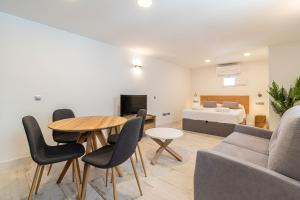 TV a/nebo společenská místnost v ubytování Allo Apartments San Roque 3ºC