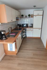 Kuchyň nebo kuchyňský kout v ubytování fewo-grundi + 1 fotografie