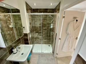 W łazience znajduje się prysznic i umywalka. w obiekcie Holly House - Executive Rural Home with Jacuzzi w mieście Penistone