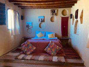 een slaapkamer met een bed in een kamer bij Moon_Valley_Siwa in Siwa