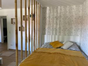 a bedroom with a bed with a wooden headboard at Vogelnest in Linden