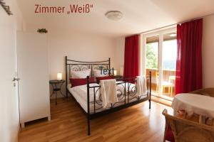 Letto o letti in una camera di Waldgasthaus Balsamine