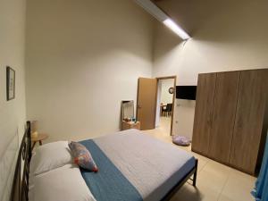 um quarto com uma cama e armários num quarto em Aggeliki's guest house em Nafplio