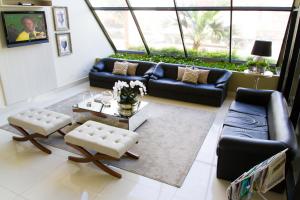 A seating area at Harbor Self Buriti Hotel