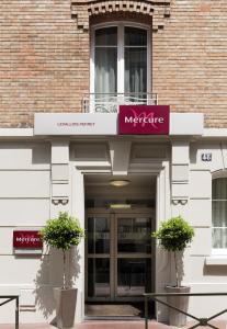 a building with a sign that reads métrite at Mercure Paris Levallois in Levallois-Perret