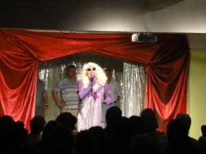 ビージャ・ヘセルにあるAlfil Hotelの舞台の上に立つ女