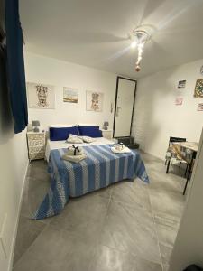 um quarto com uma cama com um cobertor azul e branco em Al Centro di Tutto em Palermo