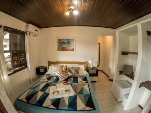um quarto com uma cama num quarto em Morada da Sereia na Ilha do Mel