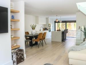 ドーリッシュにあるSail Loftのテーブルと椅子のあるキッチンとダイニングルーム