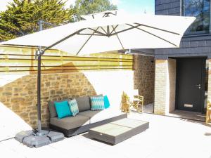 ドーリッシュにあるSail Loftの白い傘(ソファ付きパティオに座る)