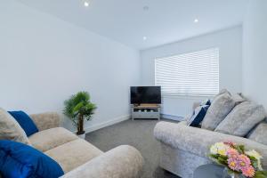 a living room with two couches and a tv at Cleethorpes Holiday Home SLEEPS 6 in Cleethorpes