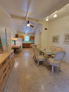 ein Esszimmer mit einem Tisch und Stühlen sowie eine Küche in der Unterkunft Tropical Marina & Resort on Lake Beresford in DeLand