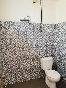 W łazience znajduje się prysznic i toaleta. w obiekcie Vandu's View Guest house & Restaurant w mieście Tuktuk