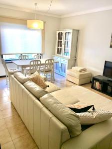 巴拉海灘的住宿－Diamante Azul Barra Beach Apartment，客厅配有沙发和桌子