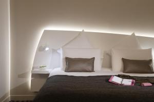 Un pat sau paturi într-o cameră la Mercure Paris Levallois