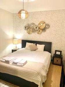 巴拉海灘的住宿－Diamante Azul Barra Beach Apartment，卧室配有一张带两个灯的大白色床