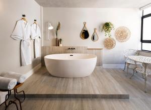 巴拉奈里奧－坎布里烏的住宿－HM酒店，带浴缸的浴室,铺有木地板