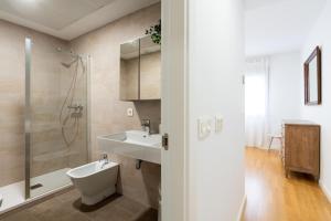 Kúpeľňa v ubytovaní PISO NUEVO EN TRIANA + 20 fotografií
